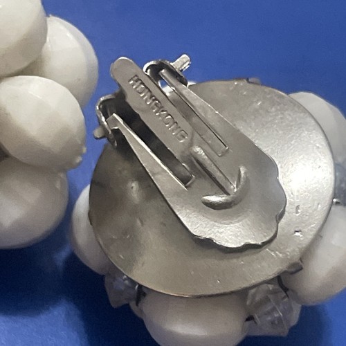 Orecchini Vintage Hong Kong Firmati Bianco Grappolo Perline Clip-On Tono Argento 1" - Foto 5 di 7