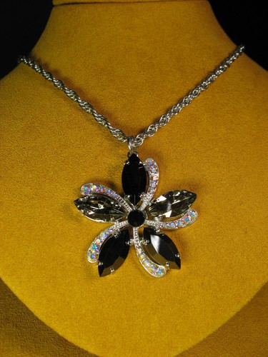 MARIANA FLOWER NECKLACE SWAROVSKI CRYSTALS CLEAR BLACK WHITE PENDANT CHAIN Gift