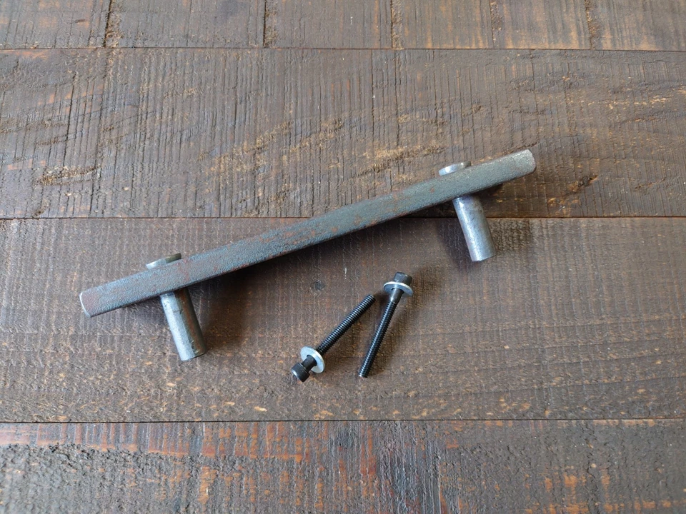 Manija estilo puerta de granero forjada a mano, tirador de gabinete, tirador de muebles de acero Foto 3 de 4