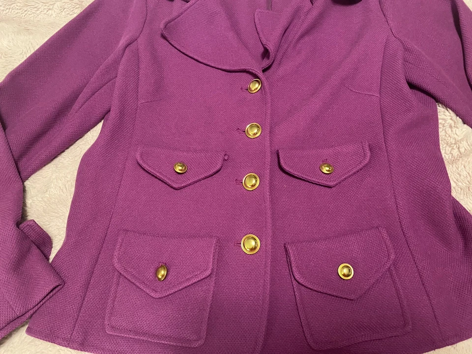 Casaco feminino Joan Rivers roxo médio ervilha manga longa forrado botões dourados - Imagem 2 de 4