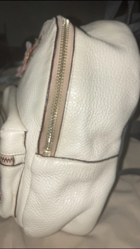 Última alteração de preço somente para hoje... Mini mochila Coach couro branco - Imagem 3 de 4