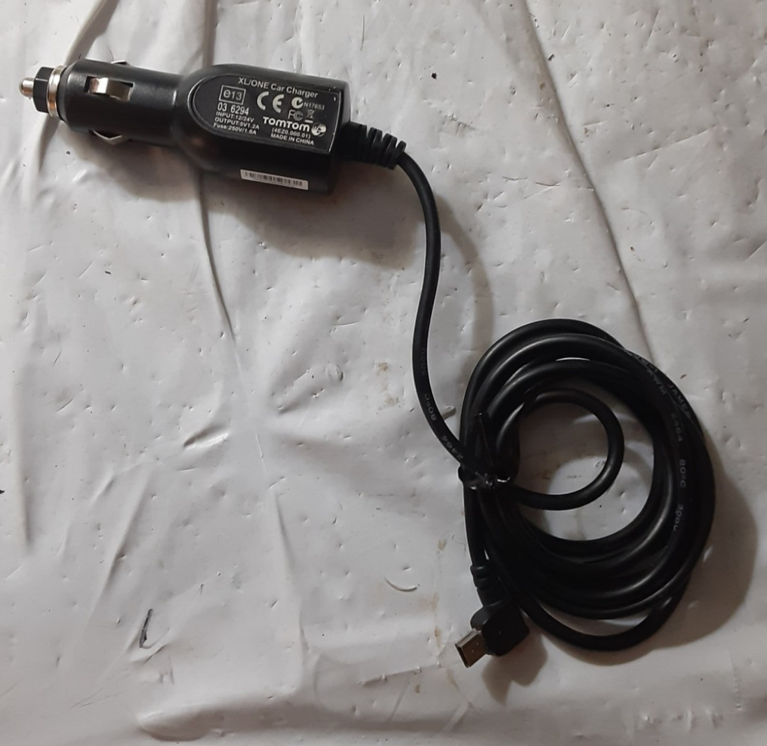 oem TOMTOM xl/one car charger n17653 12V in 5V out, works