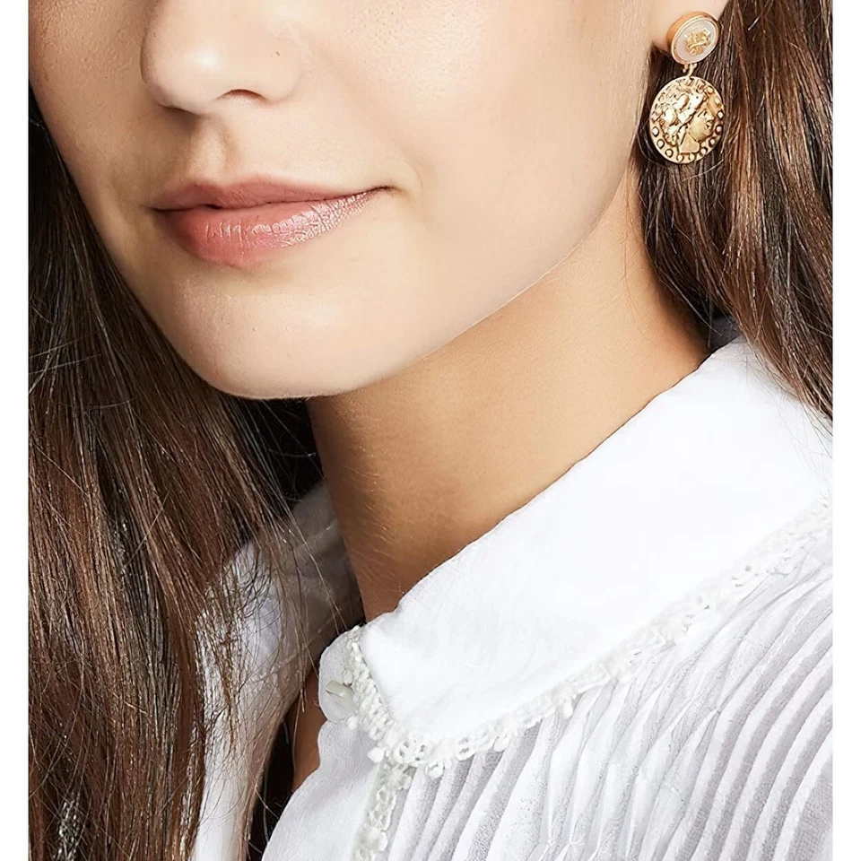 Pendientes colgantes medallón moneda logotipo madreperla Tory Burch nuevos marfil/oro conservador Foto 3 de 4