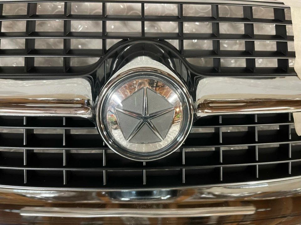 REJILLA CONVERTIBLE CHRYSLER SEBRING 1996-98 CROMADA CON MEDALLÓN EUROPEO 05288166 Foto 3 de 4