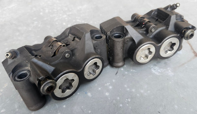 04-06 Yamaha R1 Front Calipers Left Right OEM Brakes Brake Caliper Pair Set Good