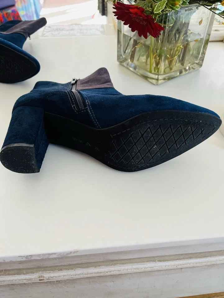 Botines de gamuza Color Block 2. Tacón de 5 pulgadas para mujer Foto 3 de 4