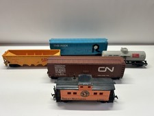 Lot Of 5 HO Scale Cars 2 BOX CARS 1 TAKNKER 1 COAL BUCKET 1 CABOOSE GTC12L2-2