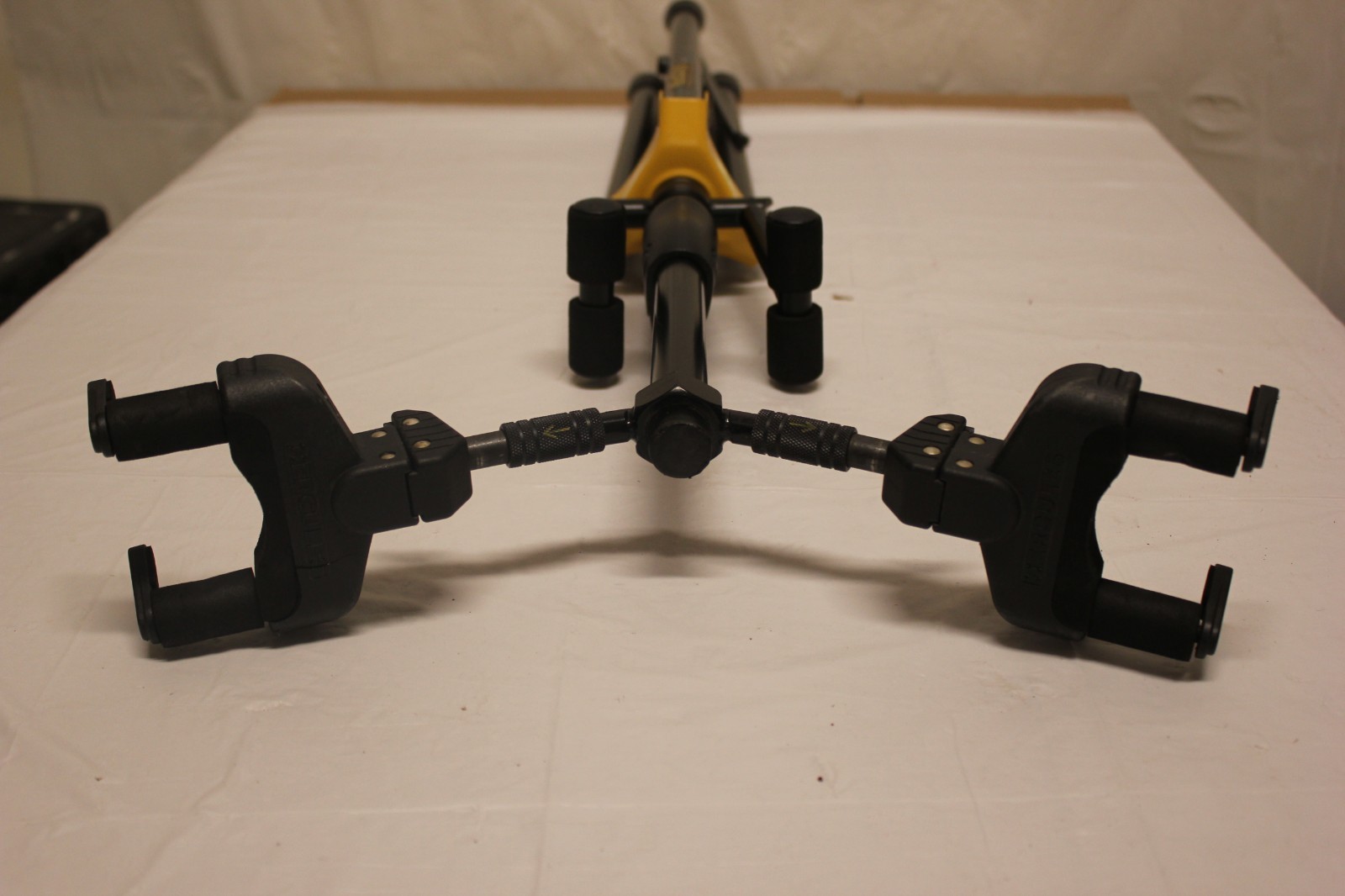 Hercules Stands GS422B PLUS Dual Guitar Stand with Auto Grip System F1