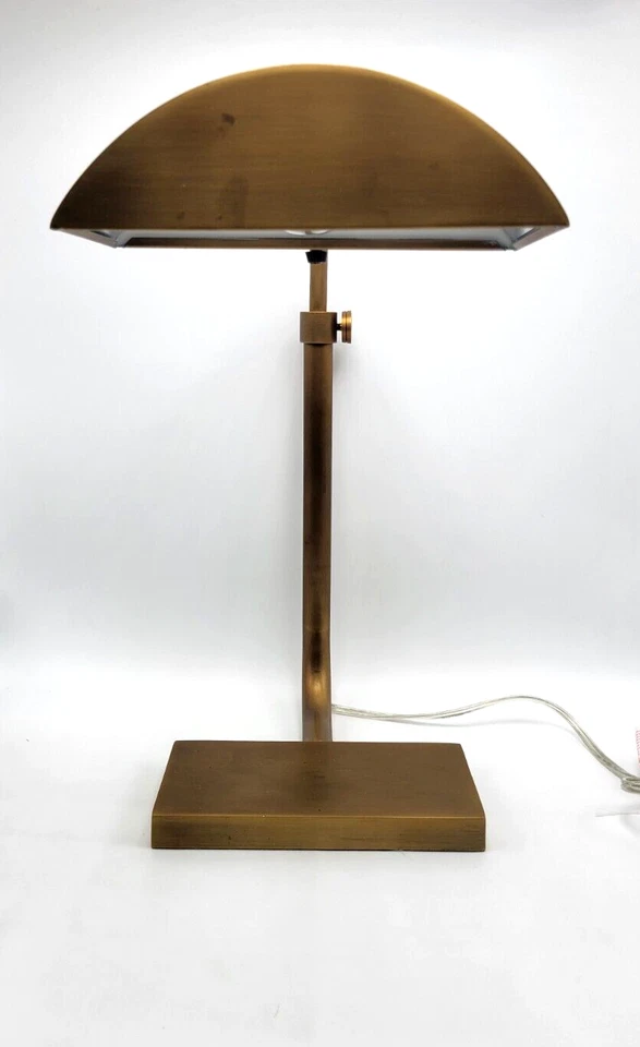 Lámpara de mesa Koleman de latón Robert Abbey Foto 3 de 4