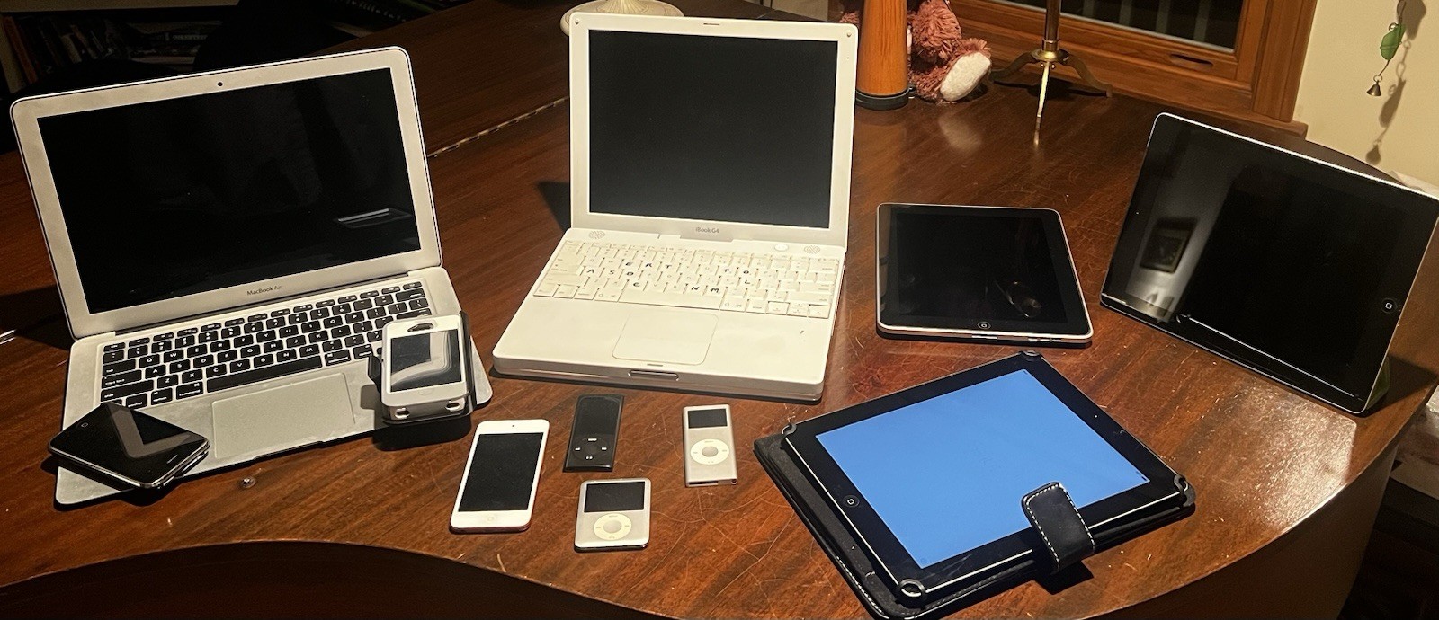 Apple MacBook Air / iBook / iPods / iPads (11) Parts or Repair • Extras Bundle