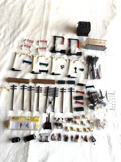 JOB LOT OF LINESIDE ACCESSORIES (ANIMALS PEOPLE LOADING GAUGES ETC) 00 GAUGE