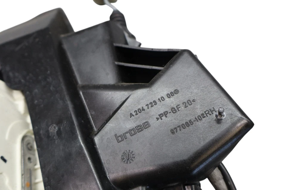 08-14 Mercedes C350 C63 AMG W204 Actuador de cierre de puerta delantero derecho OEM Foto 4 de 4