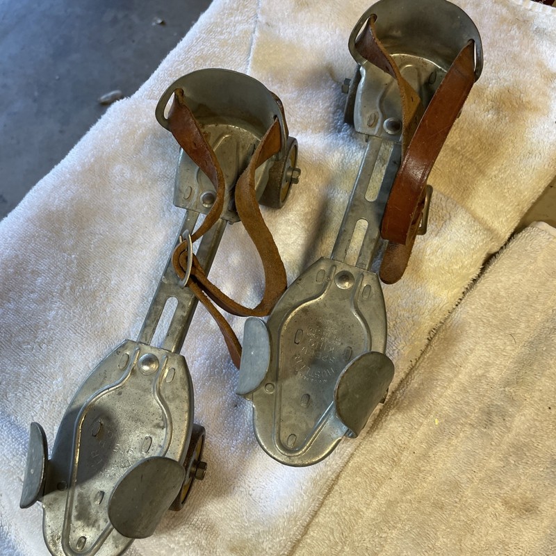 1930’s HUSTLER SPEED KING METAL ROLLER SKATES WITH LEATHER STRAPS. Exc Cond.