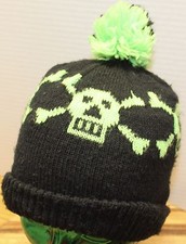 VINTAGE KIDS BLACK SKI HAT WITH SKULLS CROSSBONES GREEN BLACK POM GUC 18