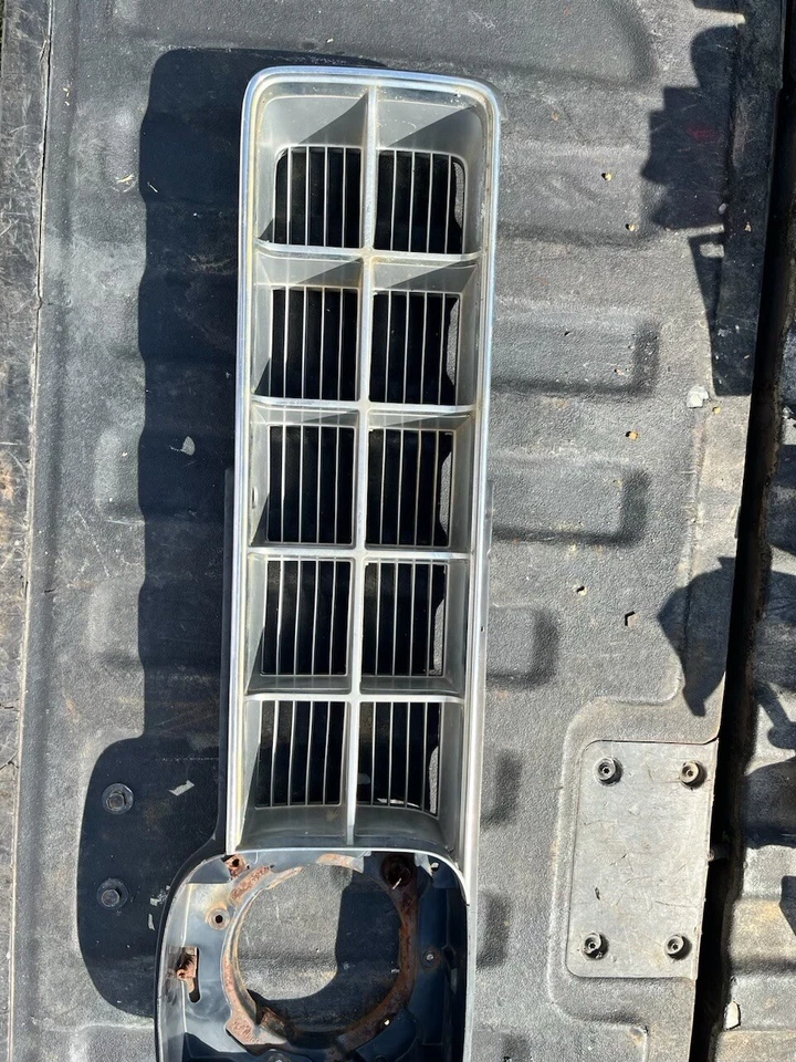 Решетка 1975 Pontiac Lemans, со стороны пассажира, оригинальная GM - Изображение 2 из 3