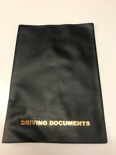 A5 CUERO NEGRO LOOK COCHE SOPORTE PARA DOCUMENTOS + BOLSILLO PARA TARJETAS - Impreso en ORO - Imagen 2 de 3