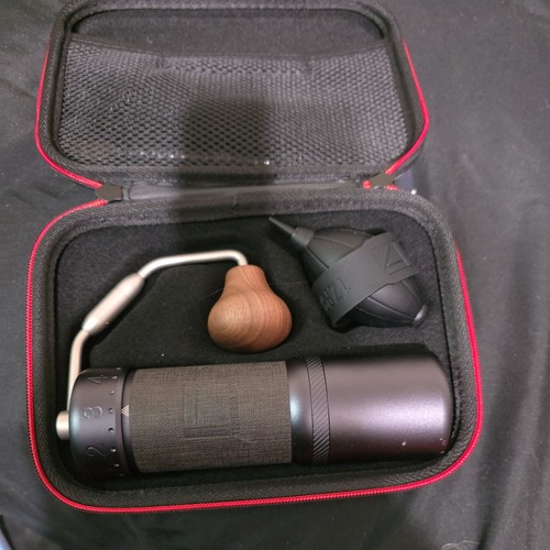 1Zpresso K-Ultra Manuelle Kaffeemühle Eisengrau mit Tragetasche, Rundum.
