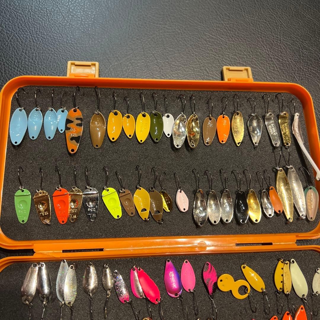 98 trout spoons with case - Image 13