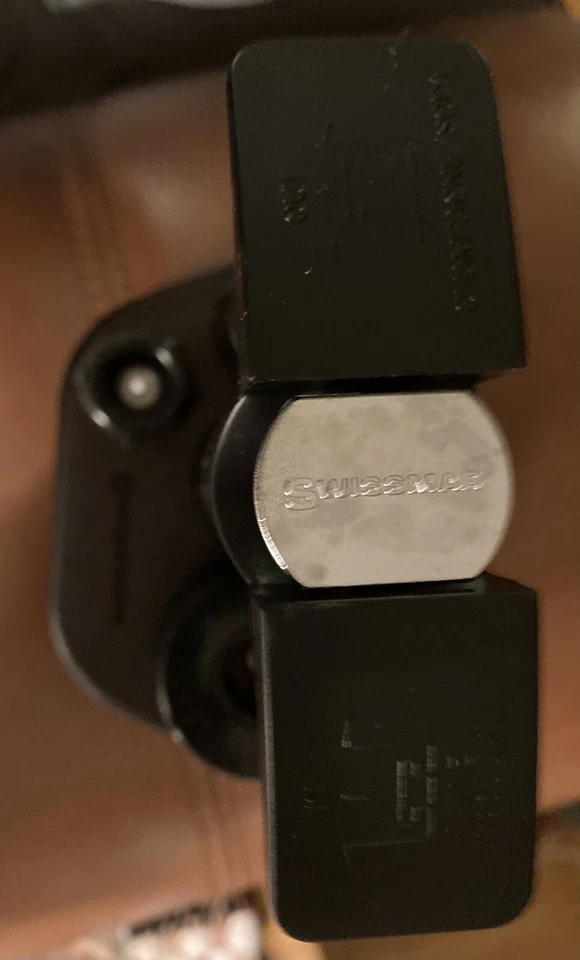 Swissmar Epivac Wine Saver Pump with 2 Extra Vacuum Bottle Stoppers Black W/case - Image 4 of 4