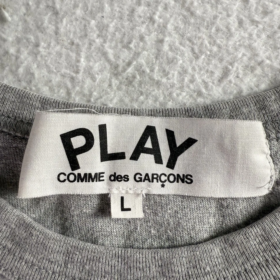 Camiseta Comme des Garcons PLAY Play Texto Invertido Talla L Gris Foto 3 de 4