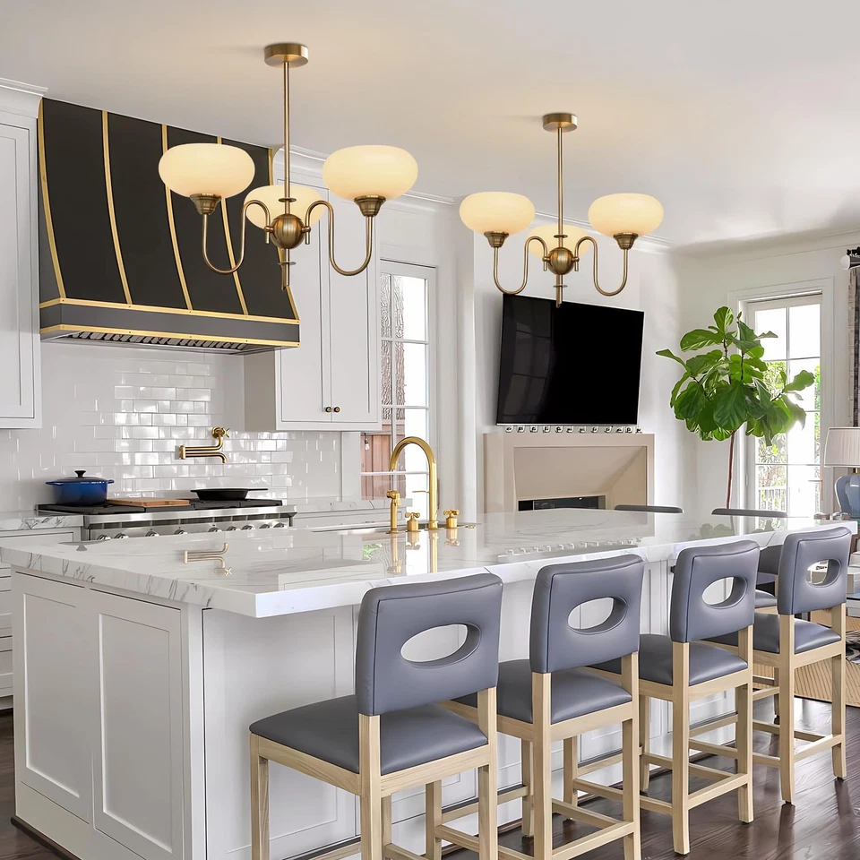 Lámpara de araña de vidrio antigua vintage de 3 luces de latón dorada semi al ras Mo... Foto 3 de 4