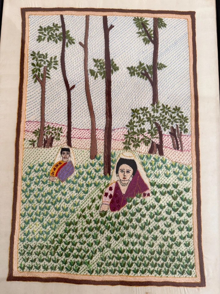 Tapiz de seda bordado muselina 19X14" arte popular bangladesí enmarcado mujeres en el té Foto 2 de 4