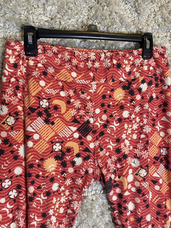 LulaRoe Womens Size Tall And Curvy Leggings Red Sun Moon Snowflake Pattern - Image 3 of 4