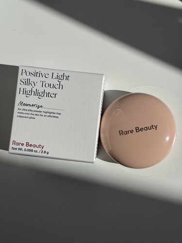 Rare Beauty Silky Touch Highlighter | 2.8g | Mesmerize - Imagen 5 de 5