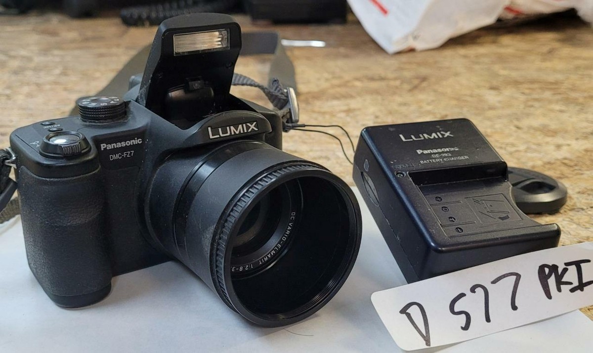 Panasonic Lumix DMC-FZ7 Digital Bridge Camera w/ Leica Lens Panasonic Lumix DMC-FZ7 Digital Bridge Camera w/ Leica Lens