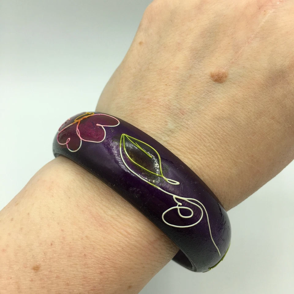 Brazalete de madera púrpura decorado con flores, naturaleza, festival boho retro Foto 2 de 4