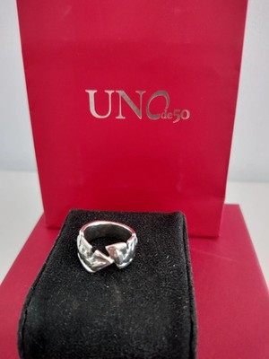 Anillo plateado con diseño entrelazado