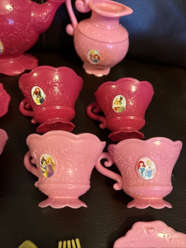 Disney princess plastic pink tea set. - Picture 4 of 6