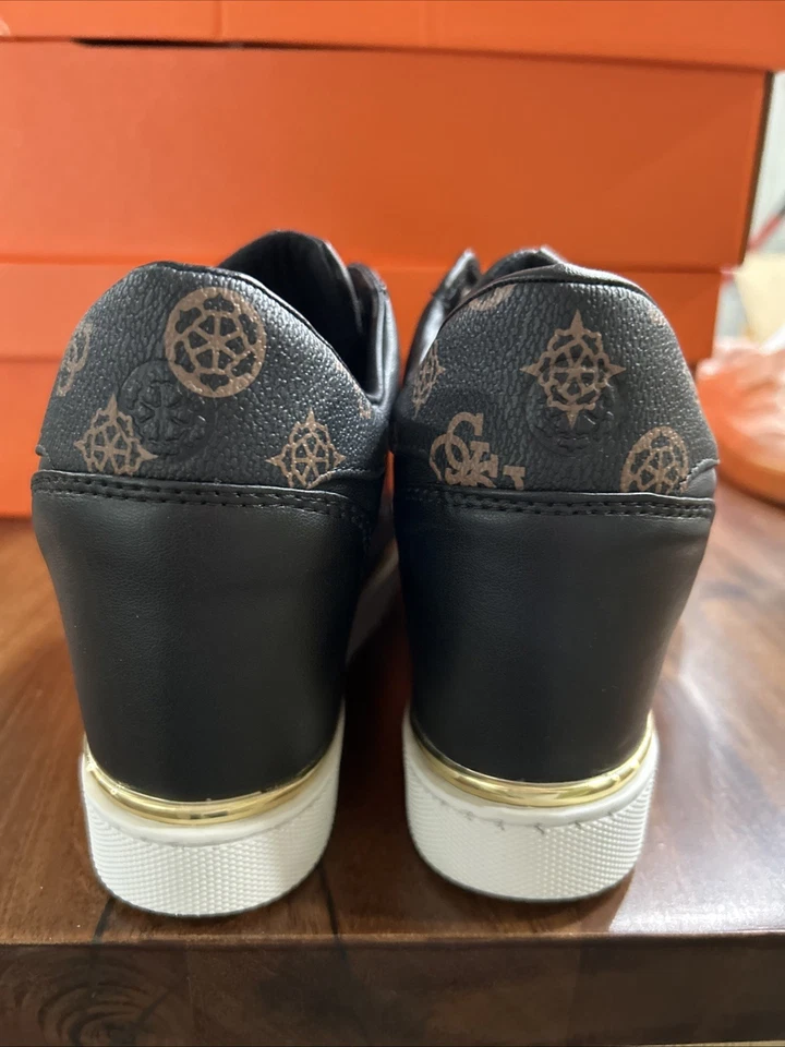 Guess, Zapatilla de Cuña Más Rápida, Color Negro/Blanco/Dorado, NUEVA, Mujer TALLA 8.5m Foto 2 de 4