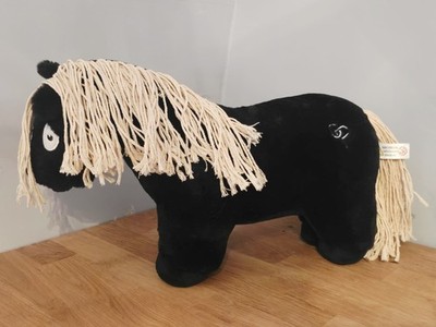 Crafty Ponys schwarzes Pony mit weißer Mähne Stofftier Plüschtier - tadellos