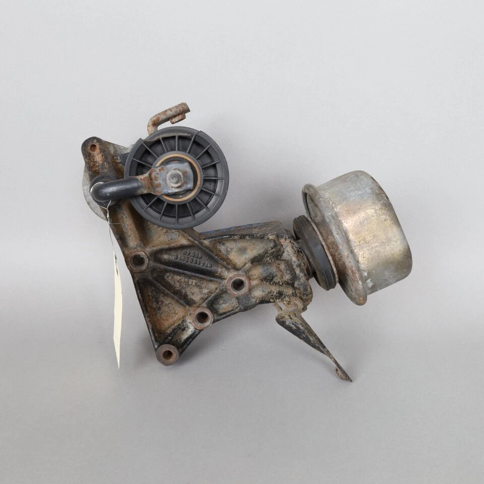 1993-1995 Volkswagen Eurovan 2.5 Alternator Bracket 074199201B OEM Used - Image 4 of 4