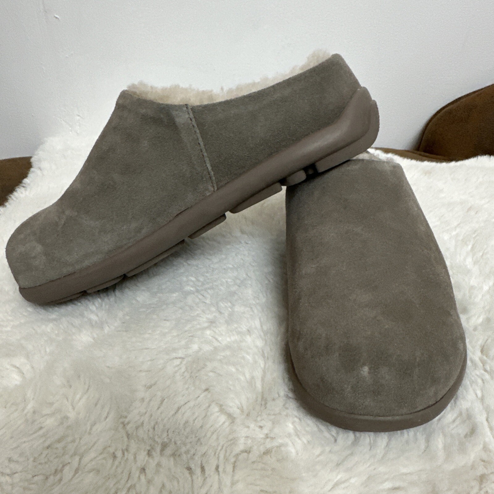 SAOLA Ciabatta classica slip on stampa suola unica. Materiale esterno scamosciato UK6 e pelliccia sintetica.