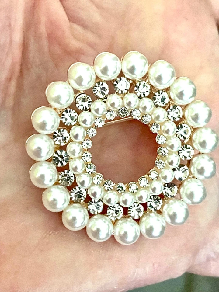 含圆形珍珠和水钻胸针盒 — 第 3/4 张图片