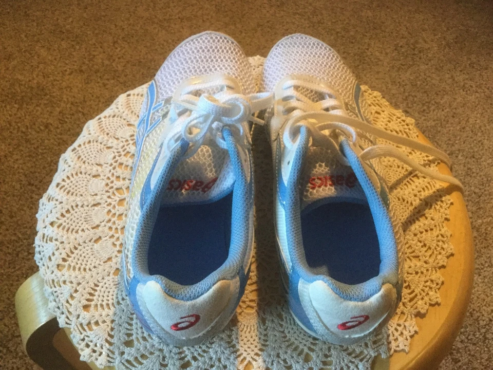 Botines Aasics Hyper-RocketGirl usados para mujer talla 8. Blanco, azul Perú, cereza Foto 4 de 4