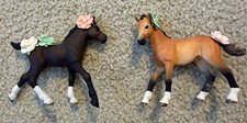 Deux poulains Schleich avec fleurs
