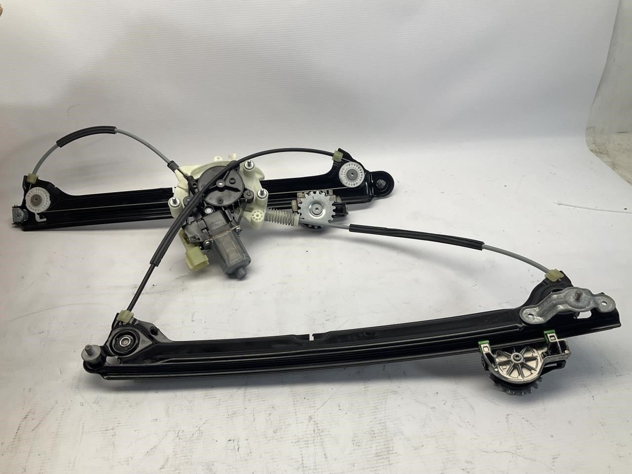 17-24 Maserati Levante Front Right Door Window Regulator w/ Motor Q