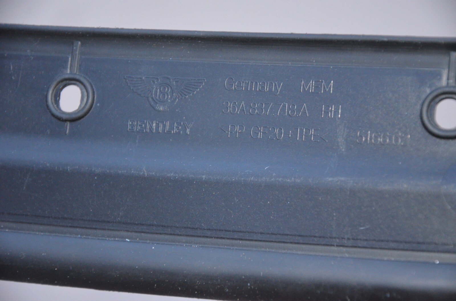 2016-2019 BENTLEY BENTAYGA INNER DOOR SEAL RIGHT FRONT INSERT 36A 837 718 A OEM