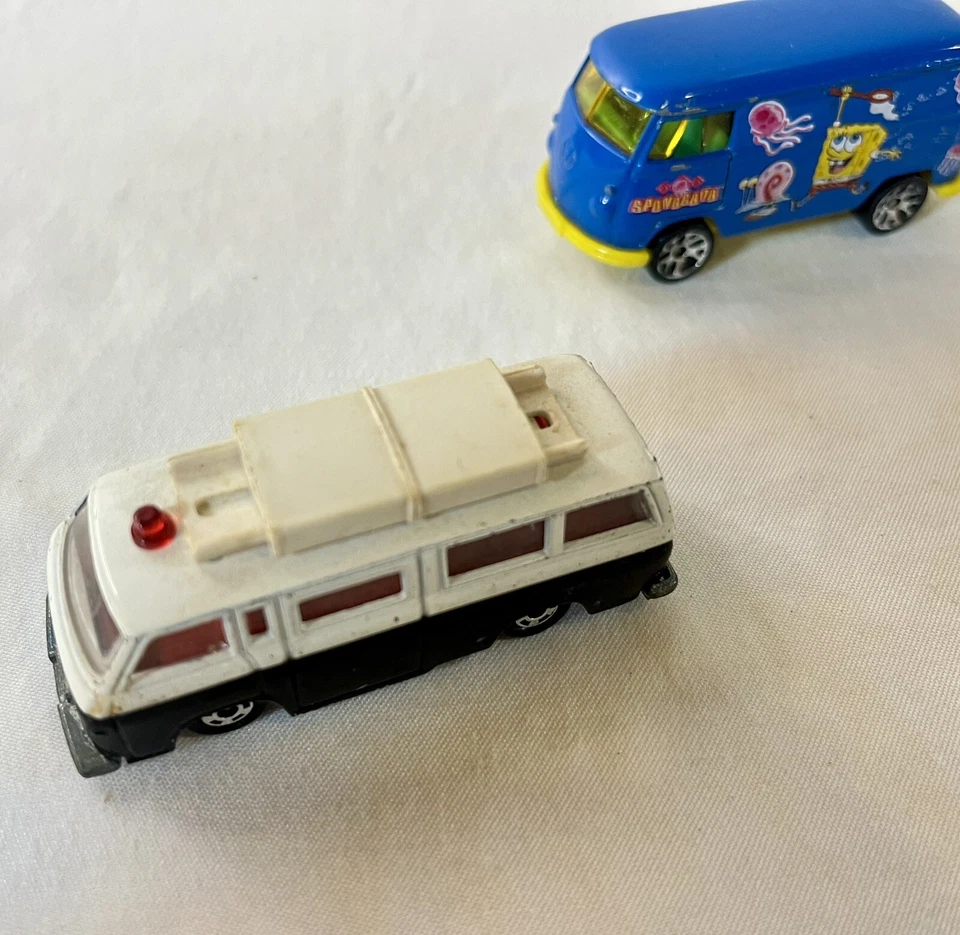一对范斯老式 1975 年 Tomica 日产 Cabael Metro Police 1999 年大众海绵宝宝 — 第 3/4 张图片