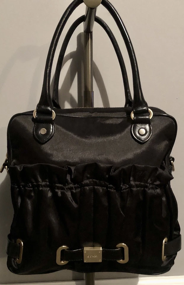 Bolso de mano Botkier negro satinado con volantes con herrajes dorados Foto 2 de 4