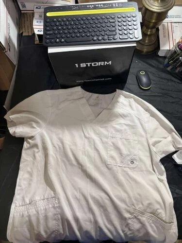 Top Infinity antimicrobiano con cuello en V para hombre Foto 2 de 2