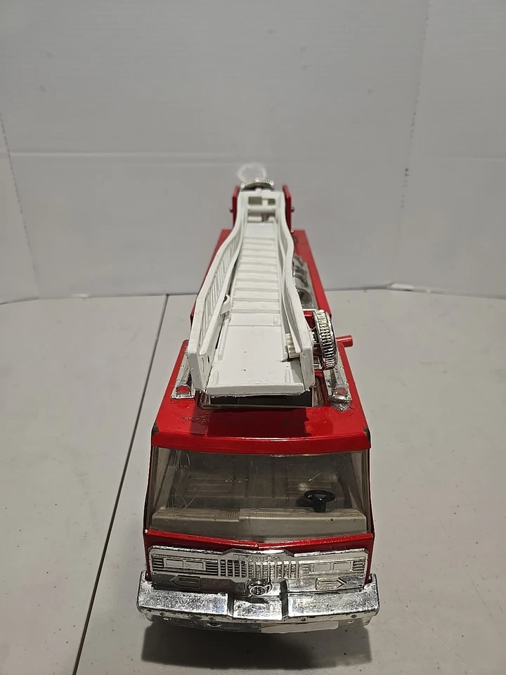Camión de bomberos Tonka de acero de colección #5 cañón de agua 33105A con escalera de trabajo Foto 2 de 4