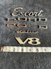 Insignes métal CLASSIS FORD CAPOT/BOTTE ESCORT, FORD, V8, DELUXE à rénover