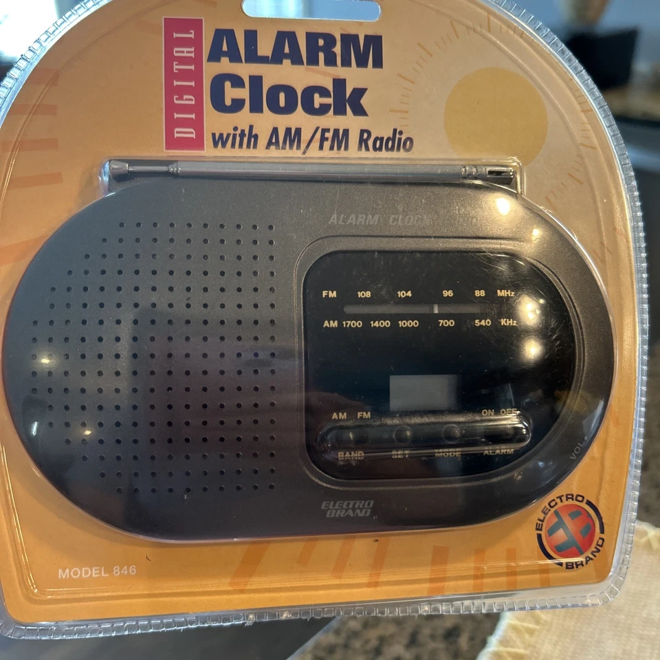 Vintage New Electro Brand AM/FM Alarm Clock Radio Model 846 Takes 3 AA Batteries - Image 3 of 4