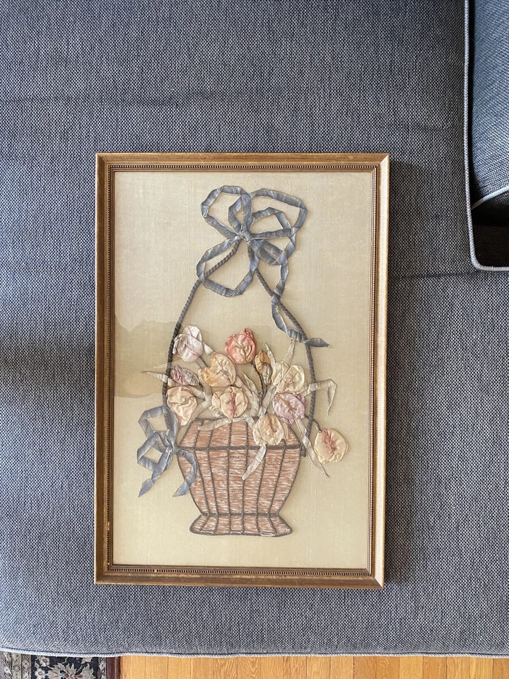 Antigua cesta de flores con apliques de cinta - Enmarcada arte textil de principios del siglo XX Foto 3 de 4