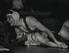 1991 Press Photo Alan Fenske Looks to see if He has time to pin his opponent