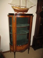 Antik Stil Vitrine Louis XV Bronze und Intarsien Höhe 140 cm Breite 90 cm